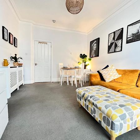 Stylish One-Bedroom Rental With Private Patio In Zone 2 Londres Exterior foto