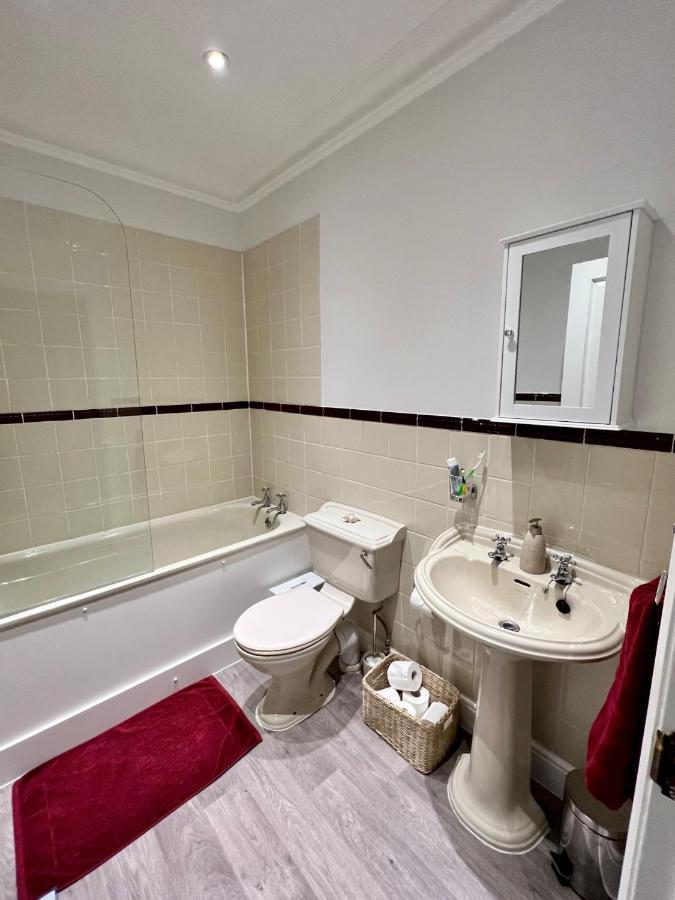 Stylish One-Bedroom Rental With Private Patio In Zone 2 Londres Exterior foto