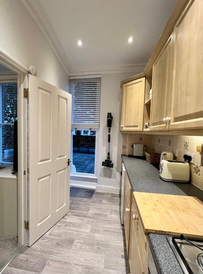 Stylish One-Bedroom Rental With Private Patio In Zone 2 Londres Exterior foto