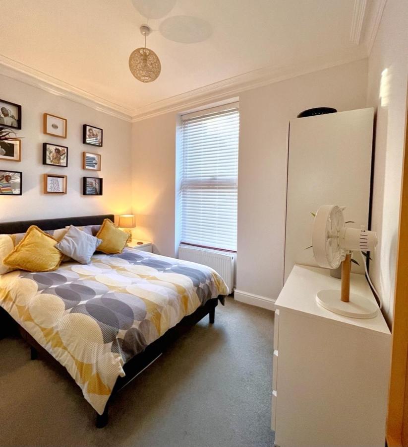 Stylish One-Bedroom Rental With Private Patio In Zone 2 Londres Exterior foto