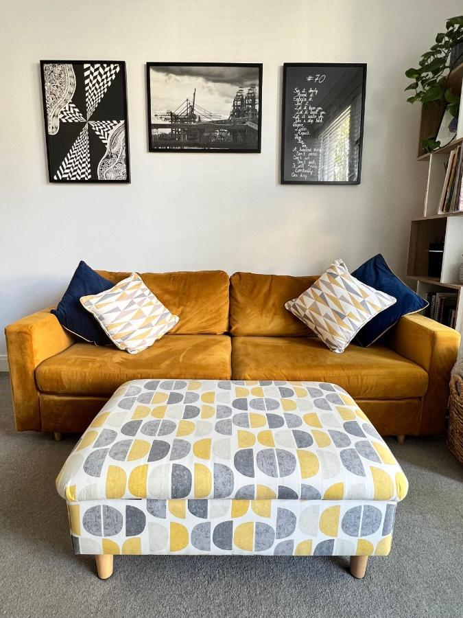 Stylish One-Bedroom Rental With Private Patio In Zone 2 Londres Exterior foto