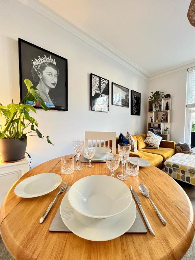 Stylish One-Bedroom Rental With Private Patio In Zone 2 Londres Exterior foto