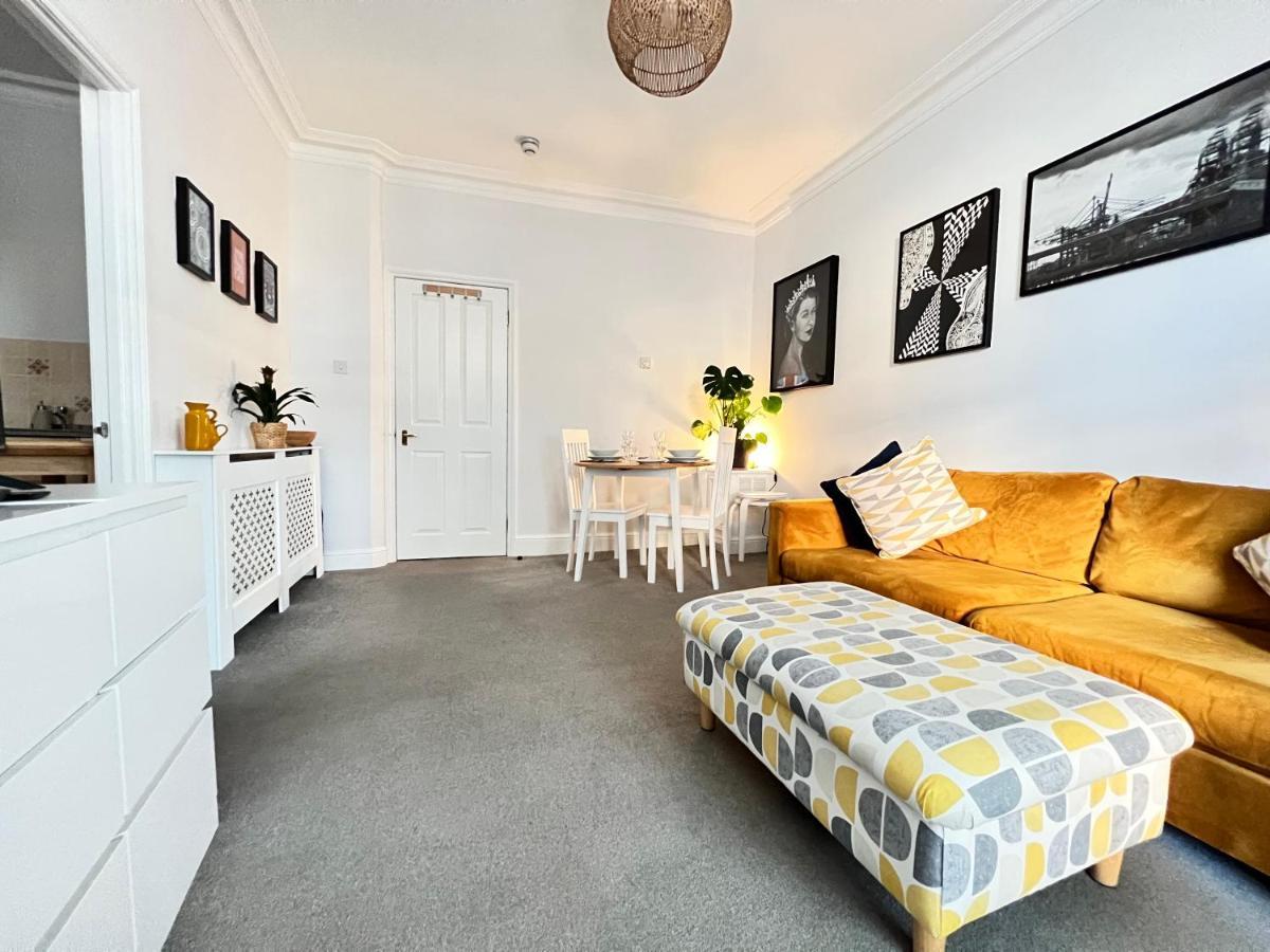 Stylish One-Bedroom Rental With Private Patio In Zone 2 Londres Exterior foto